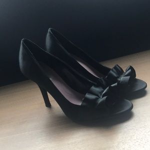 Black open-toed dress pumps